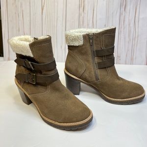 White Mountain “Joker” Suede Booties & Faux Fur Shearling Lining. Size 9